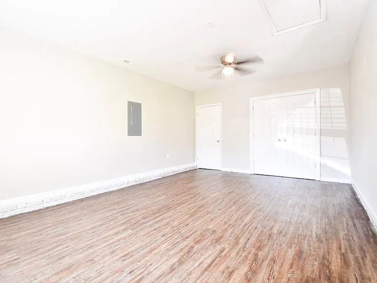 411 Northwoods Dr — Photo 4