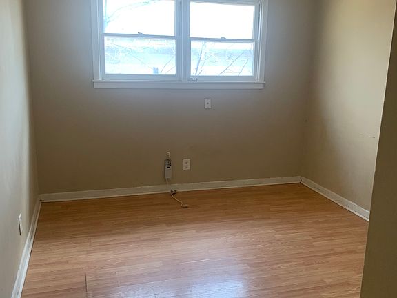 5th image of 222 Oakwood St