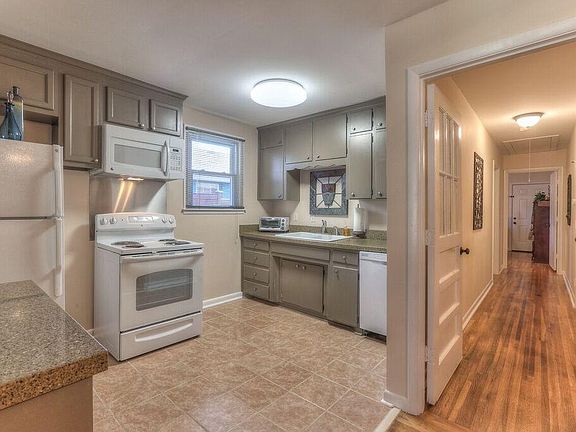 4th image of 2711 W Linden Ave #A