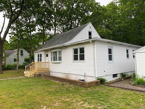 3rd image of 92 Parkwood Dr