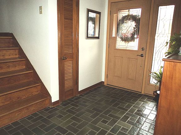 Foyer w/Guest Closet