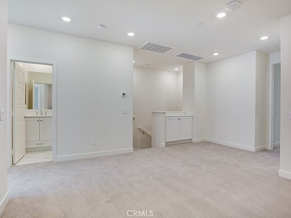 4th image of 17 Bedford Ct #17