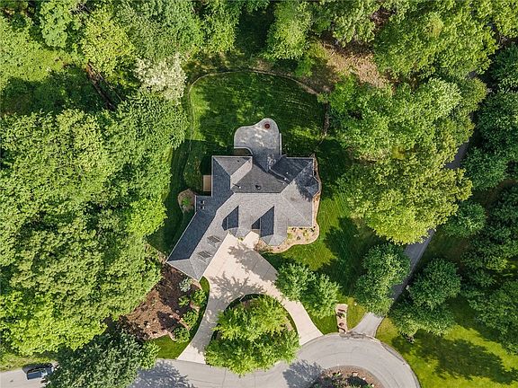 3rd image of 572 Macleod Dr