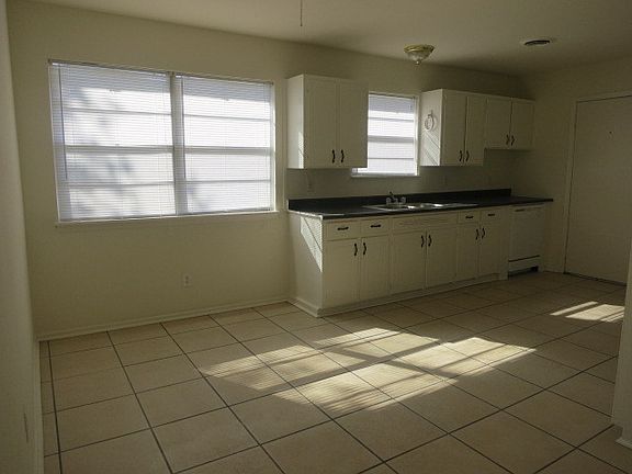 3rd image of 3107 Oak Dr