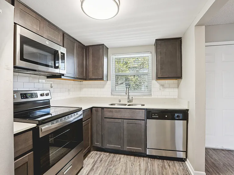 Sand Cove Apartments — Photo 10