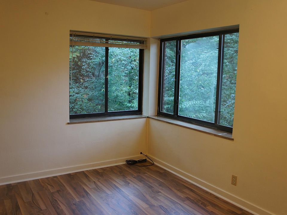 BEDROOM WITH GREAT SUNLIGHT