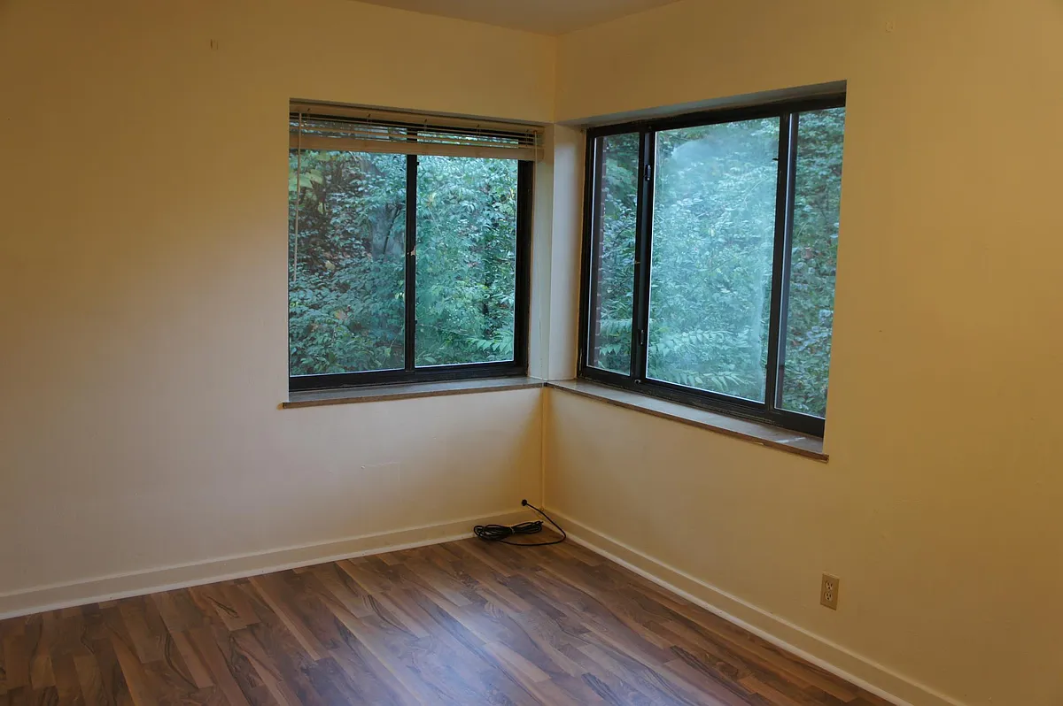 BEDROOM WITH GREAT SUNLIGHT - 560 Allenby Ave