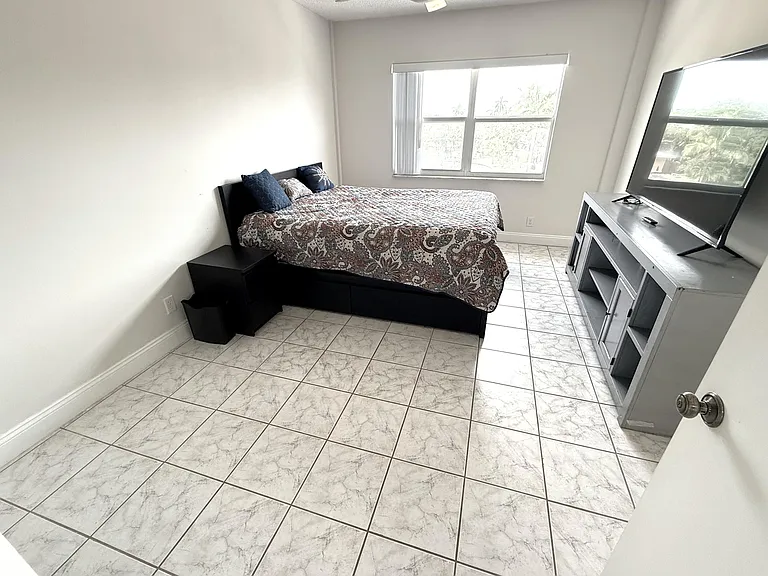 2555 NE 11th St #303 — Photo 6