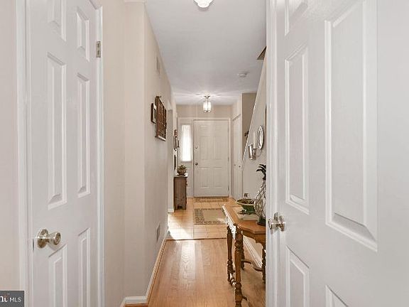 5th image of 304 Pinebrooke Cir