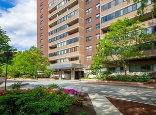 2 Hawthorne Pl APT 17R, Boston, MA 02114