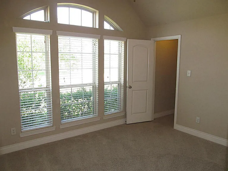 14104 Green Thicket Dr — Photo 6