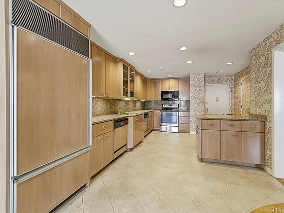 4th image of 360 Shore Road #6L & 6M