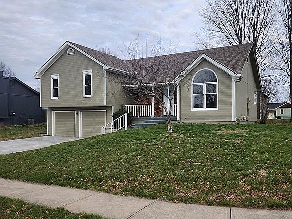 911 Oakridge, Corner lot