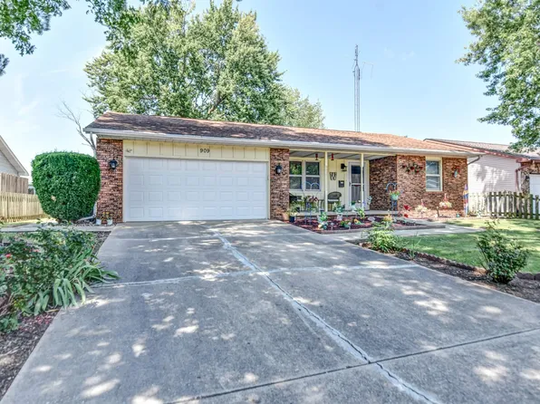 909 E Heights Ave, Taylorville, IL 62568