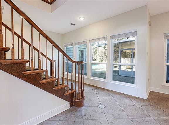 4th image of 16 Parkwood Dr
