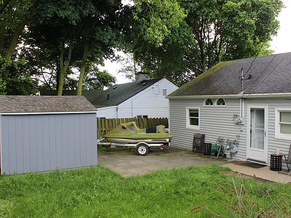 4th image of 740 Emerald Ave NE