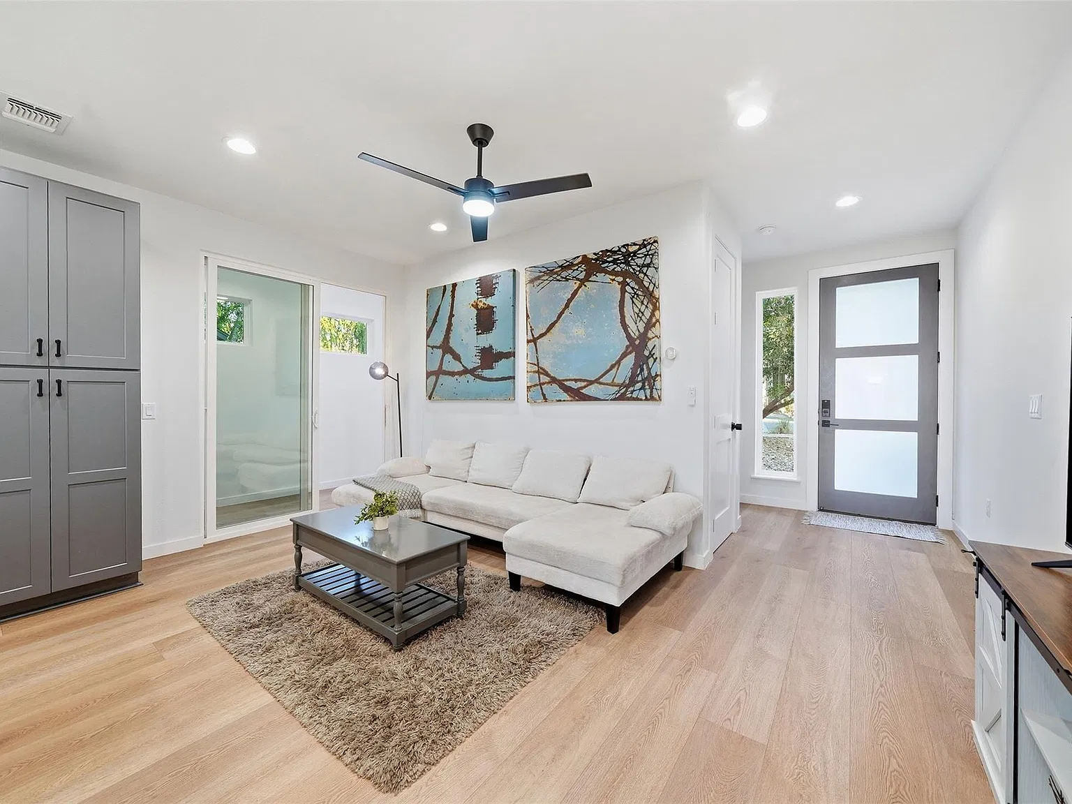 4 bed, 4.0 bath, 1834 sqft, $3,599 — Photo 3