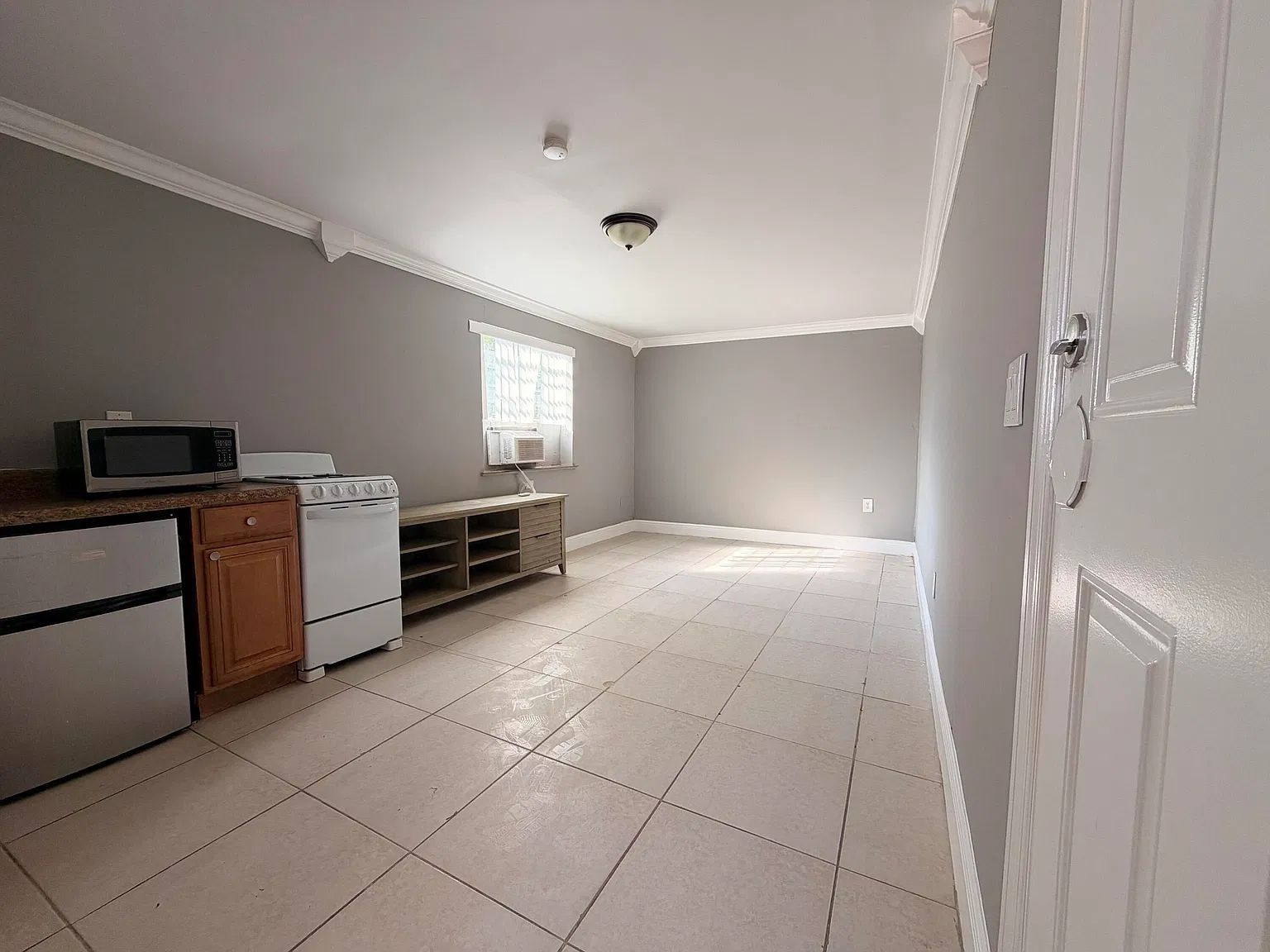 2438 Thomas St — Photo 2