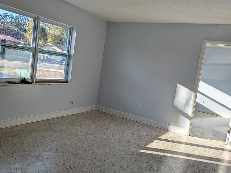 2736 Seneca Ave — Photo 9