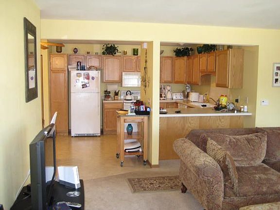 4th image of 727 Wood River Ct APT 1