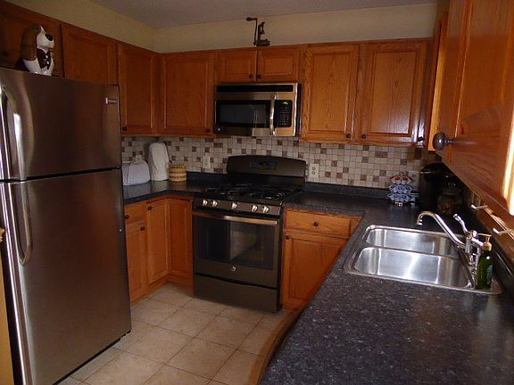 2nd image of 524 Knolls St W