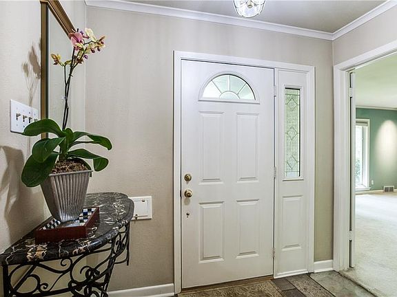 3rd image of 5831 Meadow Crest Dr