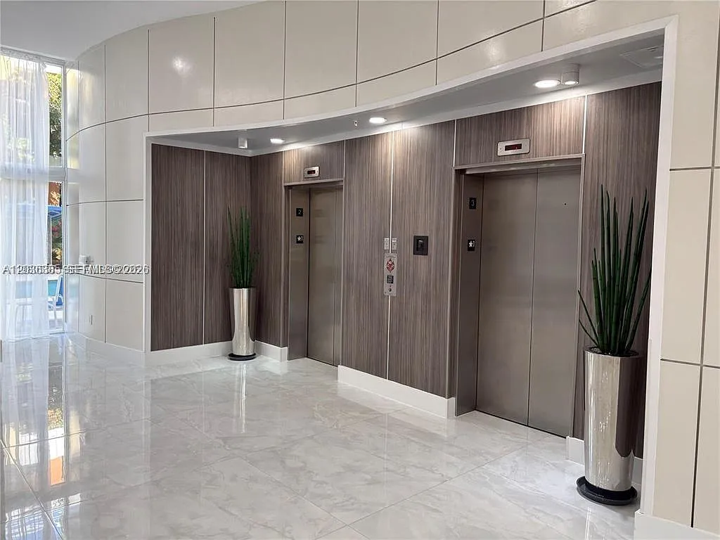 Venture At Aventura East — Photo 3