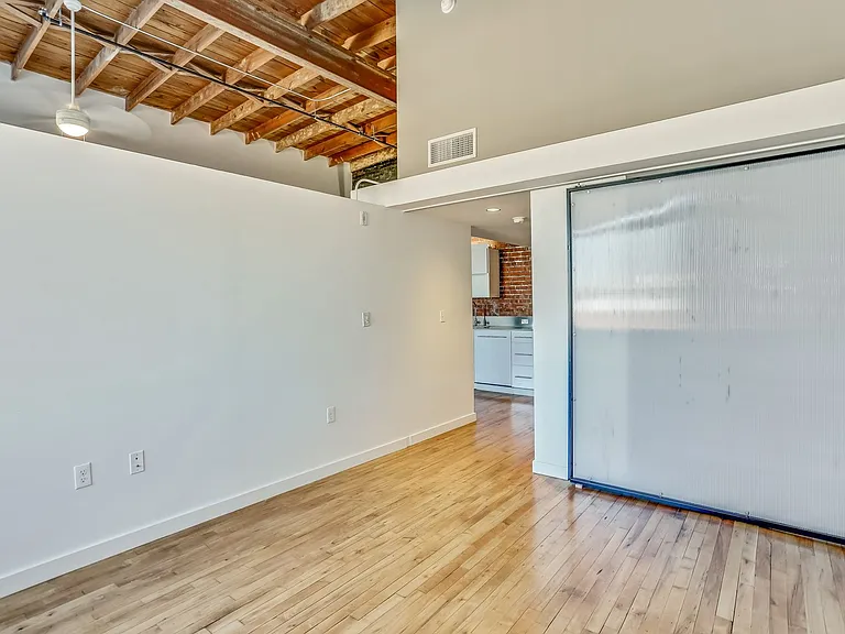 520Commerce — Photo 6