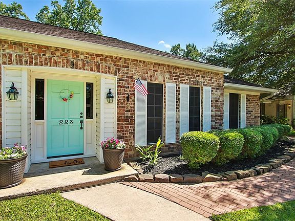 Great curb appeal and an inviting front entrance.