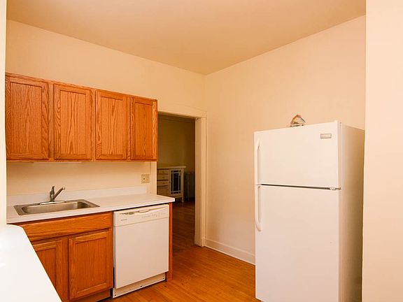 3rd image of 2437 W Sunnyside Ave #2