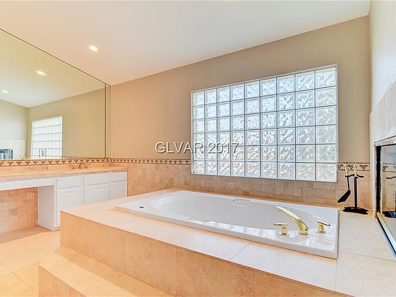 3rd image of 8001 Harbor Oaks Cir