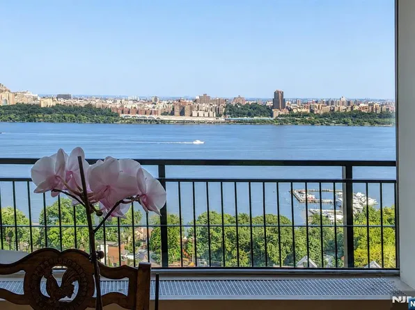4 Horizon Rd APT 1022, Fort Lee, NJ 07024