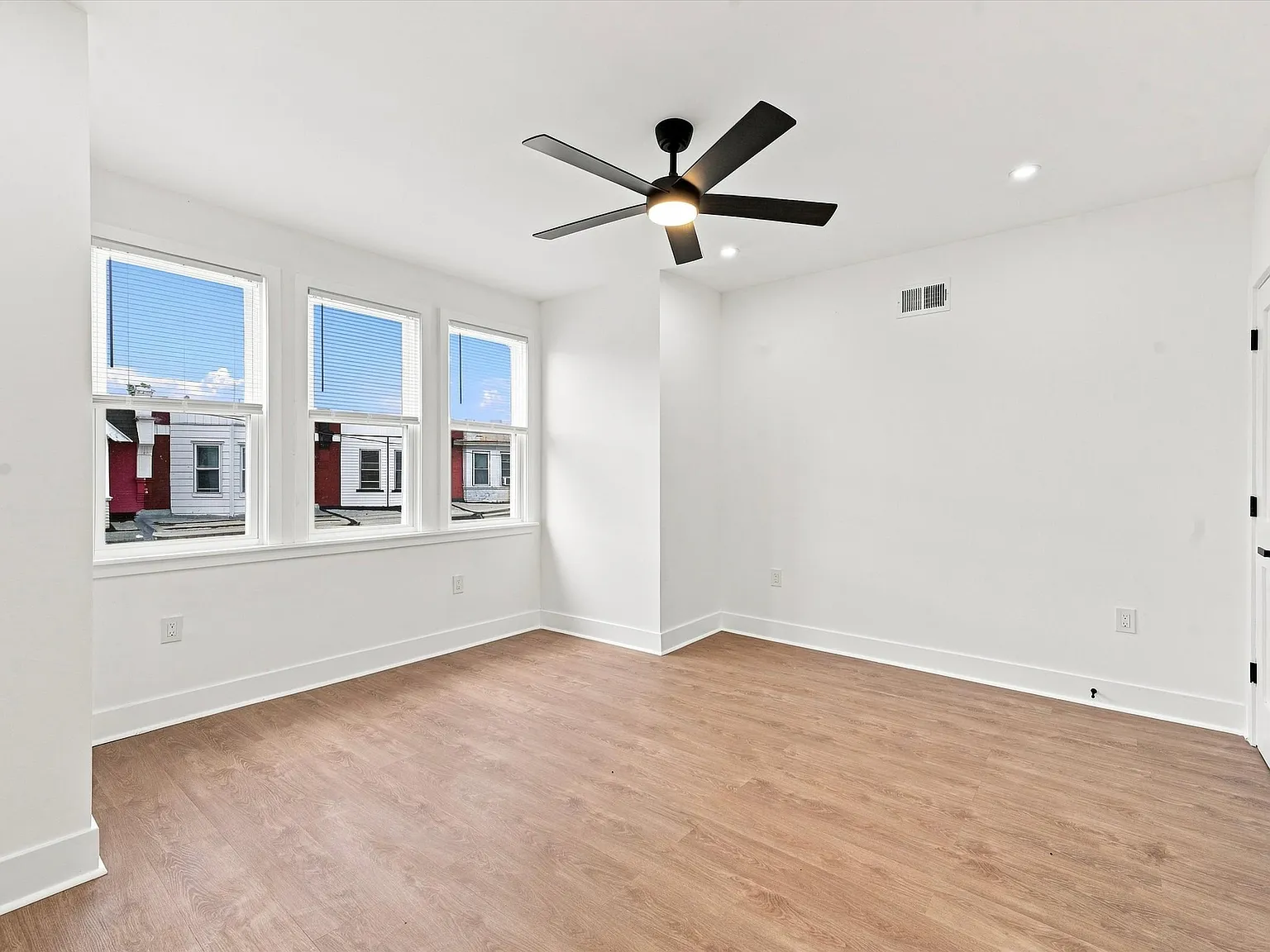 3 bed, 960 sqft, $1,849 — Photo 4