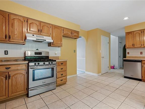 4th image of 305 Meadow Ct