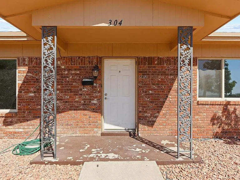 304 Carnival Dr — Photo 3