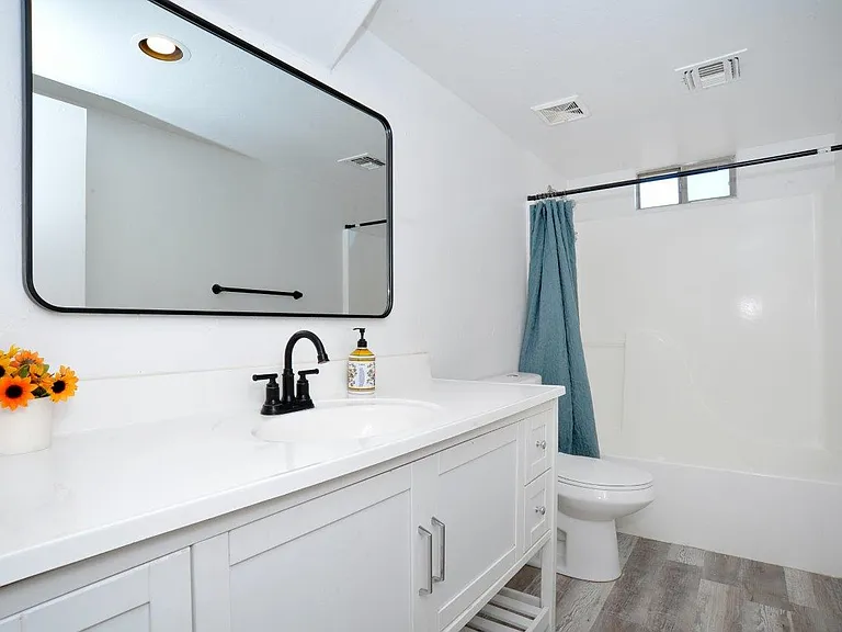 918 E Elm St #B — Photo 14