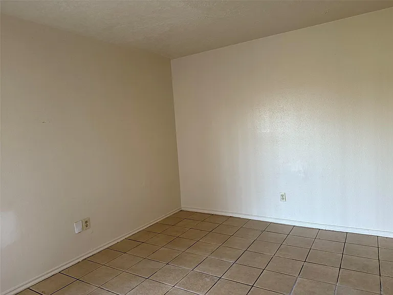 2114 W Greens Rd — Photo 14