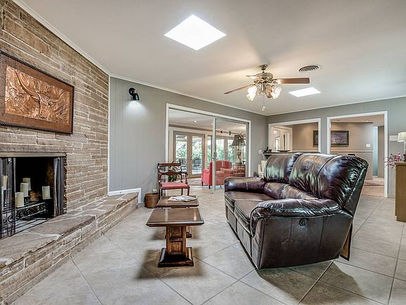 3rd image of 202 Oak Glen Dr