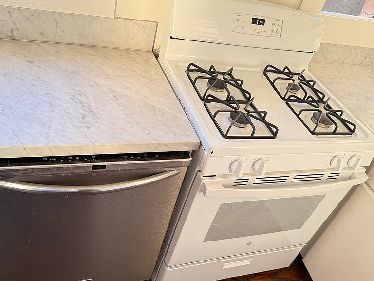 120 Westminster Ave #17 — Photo 9