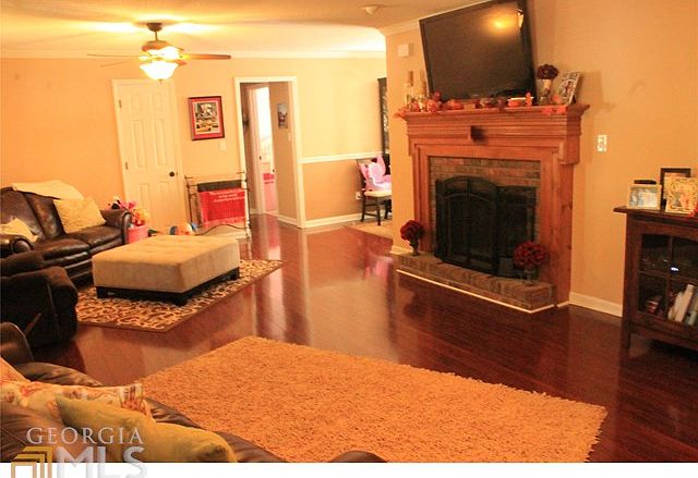 2nd image of 825 Turner Dr