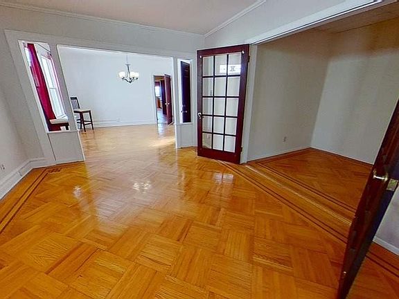 4th image of 7626 Park Ln S