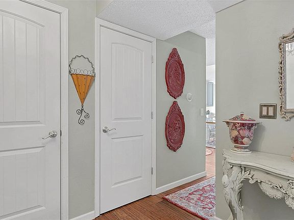 3rd image of 5458 Duchesne Parque Dr