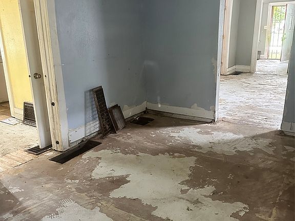 5th image of 1644 E Grand Ave