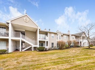 4 Amberly Ct, Franklin Park, NJ 08823