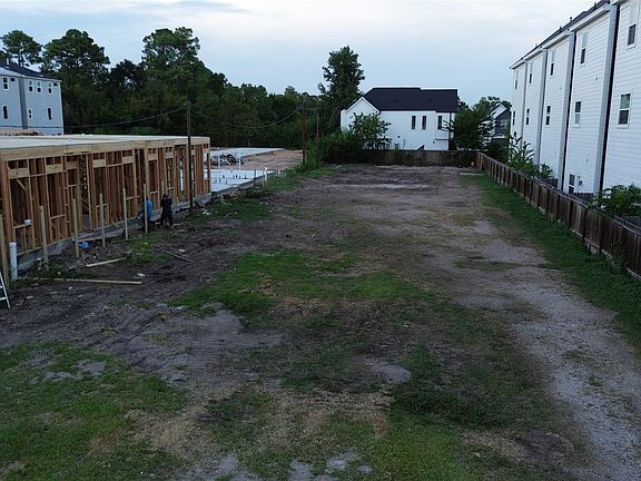 3rd image of 320 Thornton Rd