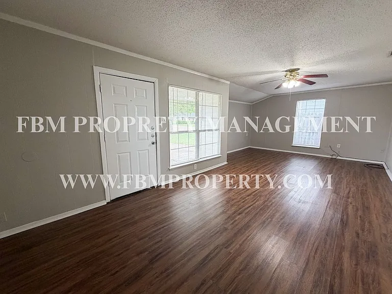 136 Highland Dr — Photo 4