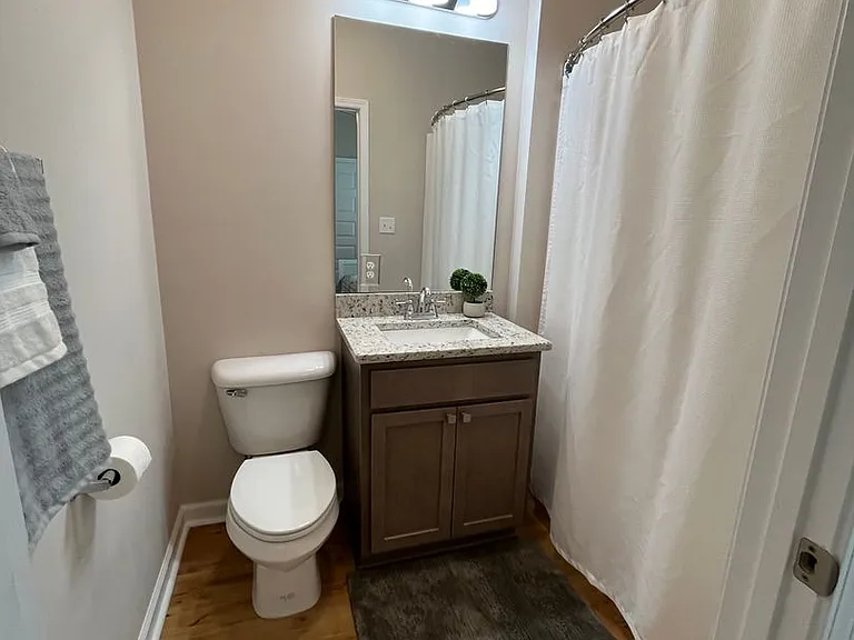 501 E Elm St — Photo 5