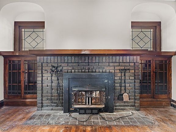 5th image of 15 E Grand St