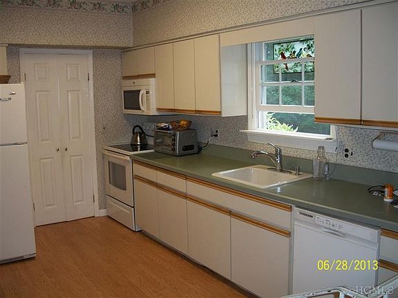 4th image of 11 Columbus Dr