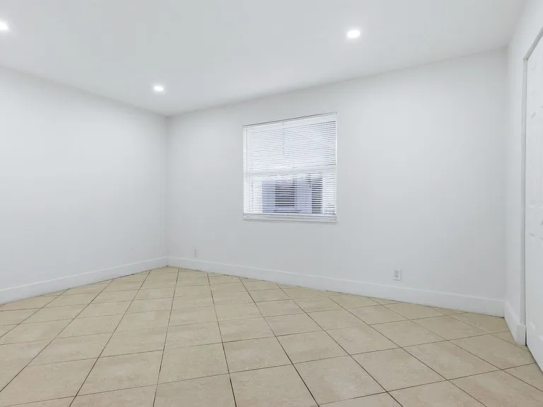 1015 NE 17th Ave — Photo 7
